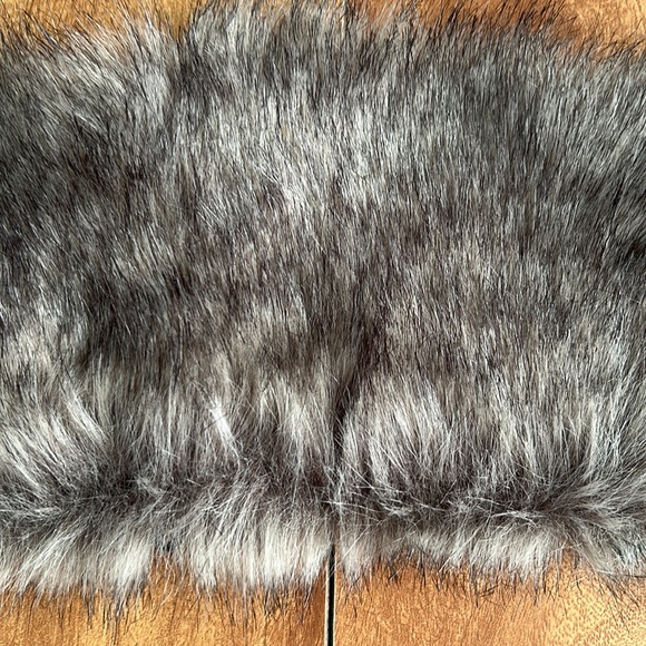 Detachable Faux Fur Lightweight Scarf/Collar🧣 - Picture 5 of 7